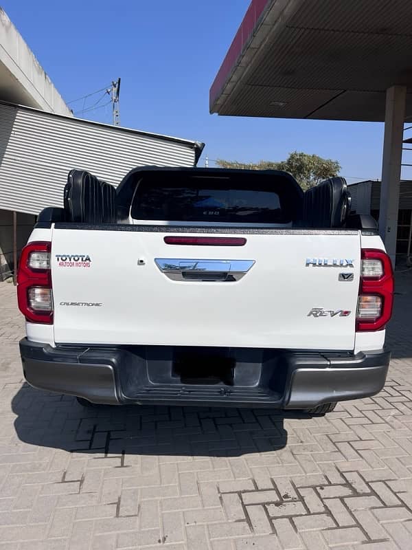 Toyota Hilux Revo v 2.8 1