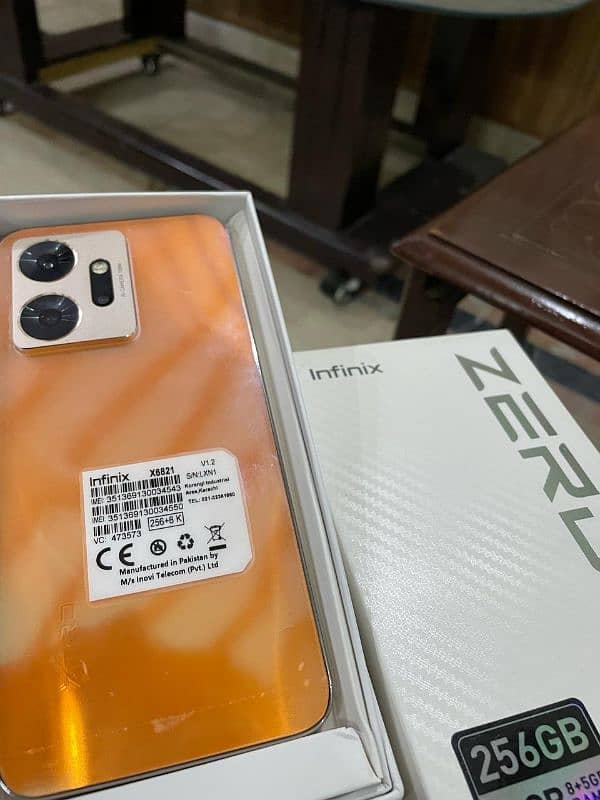 Infinix zero 20 8/256 gb with box. 7