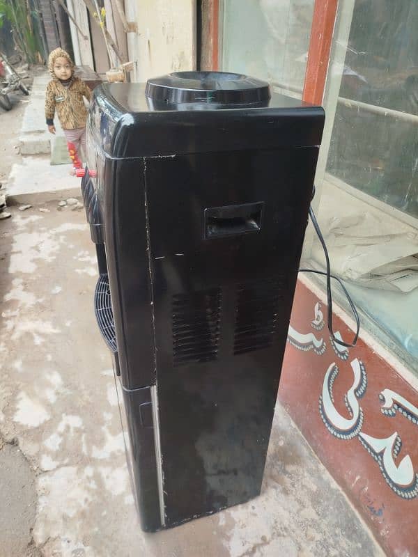 excellent condition water dispenser 9/10 condition 1