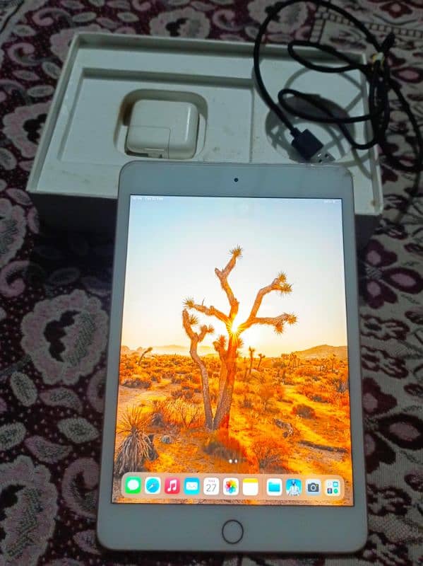 IPAD MINI 5 WITH BOX 1