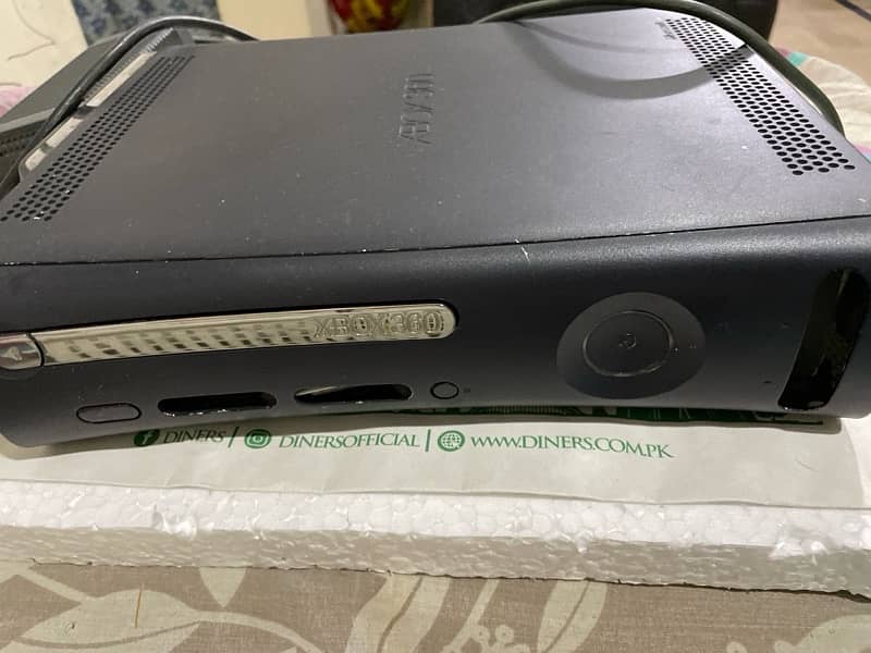 Xbox 360 with controller 1