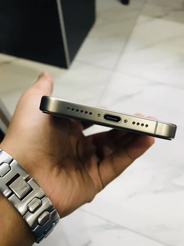 iPhone 15 pro max natural titanium 3