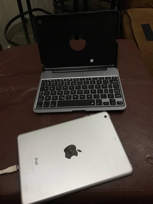 Apple iPad mini 2 (16gb) with keyboard 2