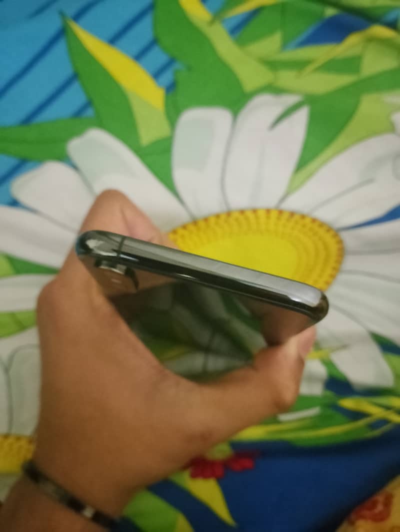 Apple iPhone XS 3