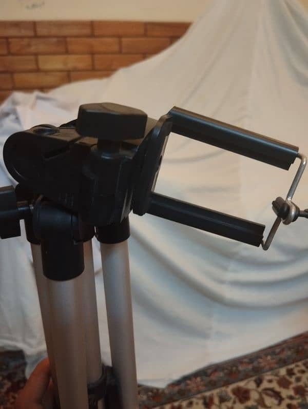 TRIPOD STAND 9