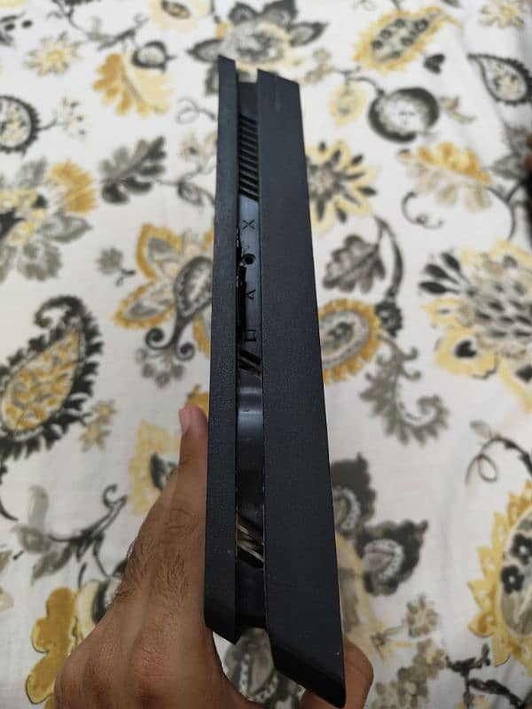 PS4 slim 4