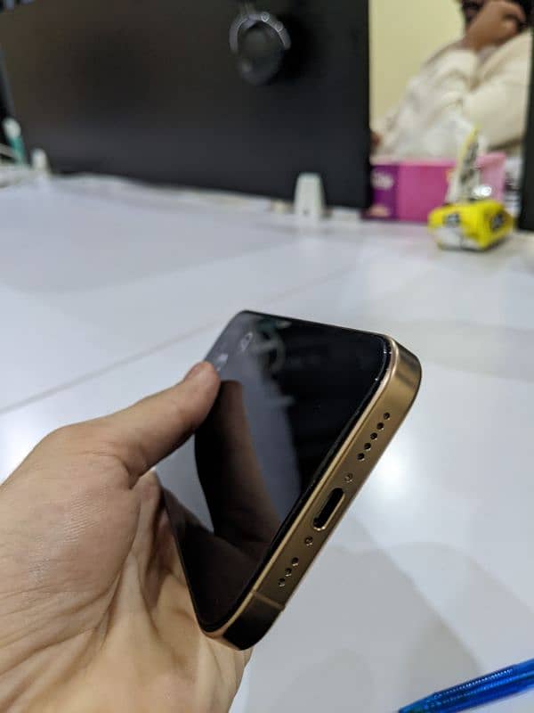 iphone 16 pro Desert titanium 0