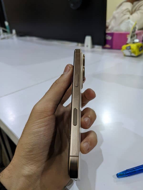 iphone 16 pro Desert titanium 1