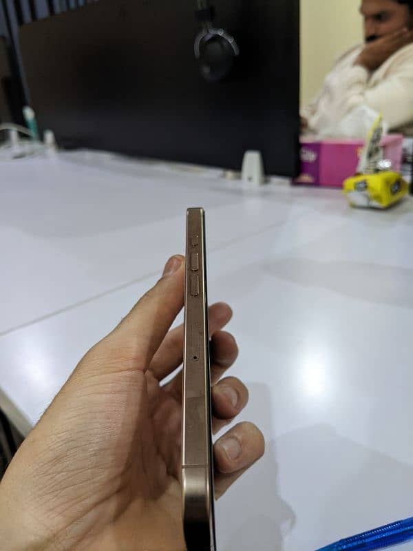 iphone 16 pro Desert titanium 3