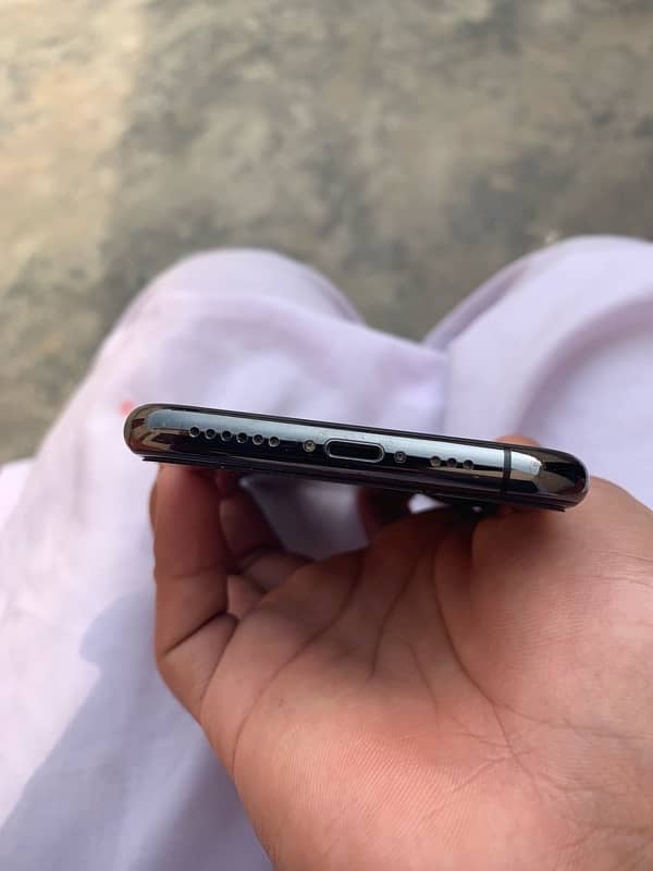 iphone 11pro factory unlocked. 10by10 4