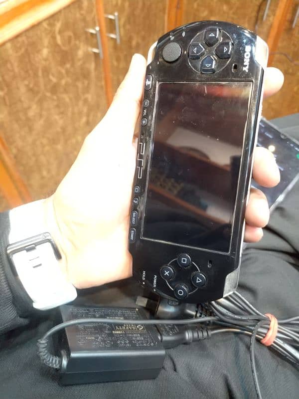 QUETTA PSP 3001 SLIM MODEL WITH ORIGINAL 8GB all ok 0