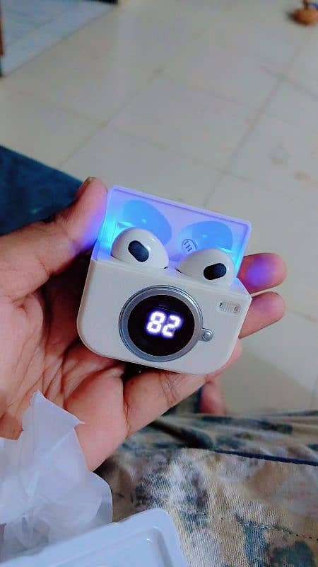 camera style Earbuds 1