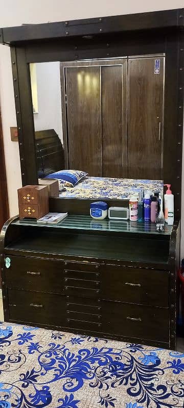 Bed along with 2 side tables and a dressing table 4