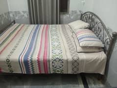 Iron bed Queen size for sale urgent sale