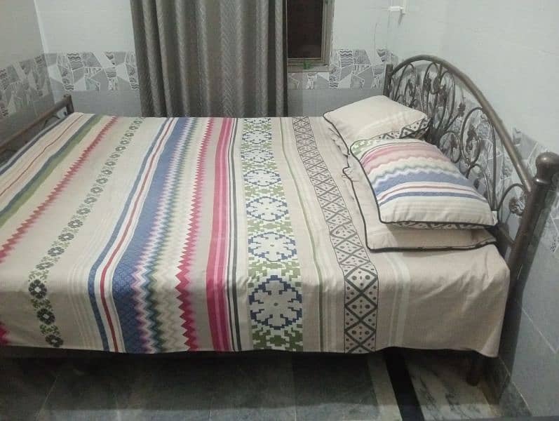 Iron bed Queen size for sale urgent sale 0