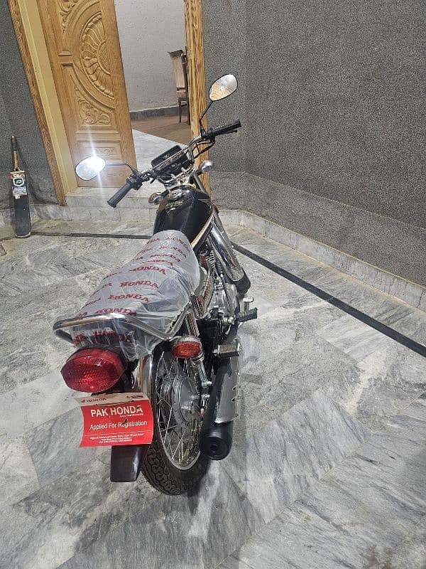 honda 125 silver self start special edition black colour 2025 model 4