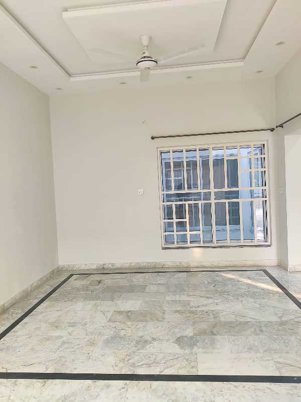 8 MARLA UPPER PORTION FOR RENT IN MILITARY ACCOUNTS MAIN COLLEGE ROAD LHR 5