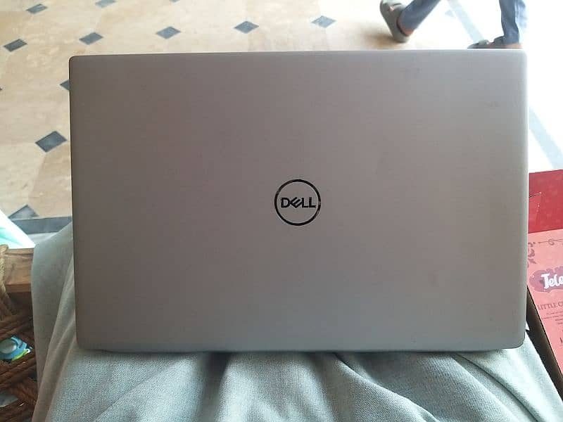 I am selling  ma laptop 1