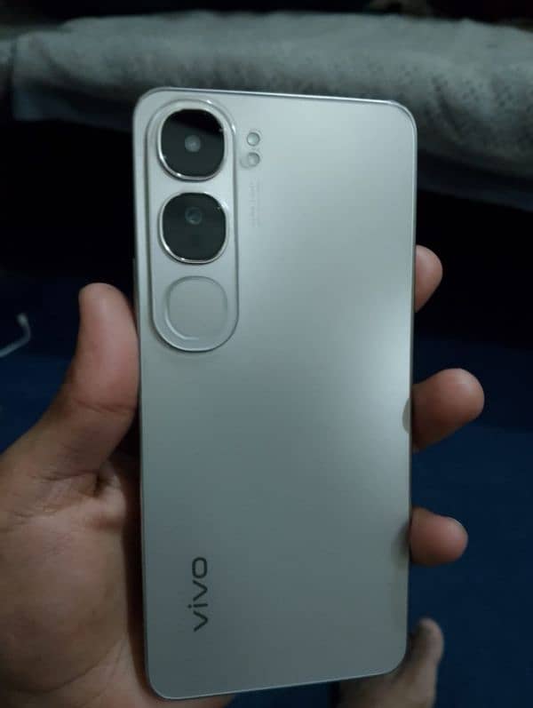 Vivo y200.  Sale Jis bhi ko chahya wuhi rabta kry. 03215322409/ 0