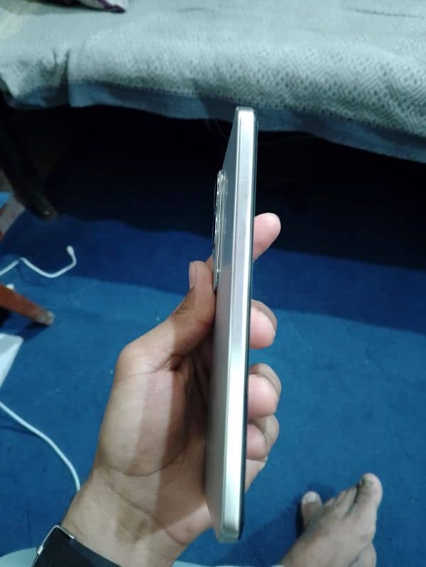 Vivo y200.  Sale Jis bhi ko chahya wuhi rabta kry. 03215322409/ 1