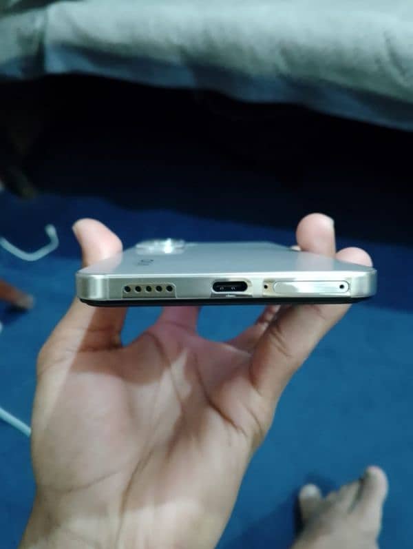 Vivo y200.  Sale Jis bhi ko chahya wuhi rabta kry. 03215322409/ 2