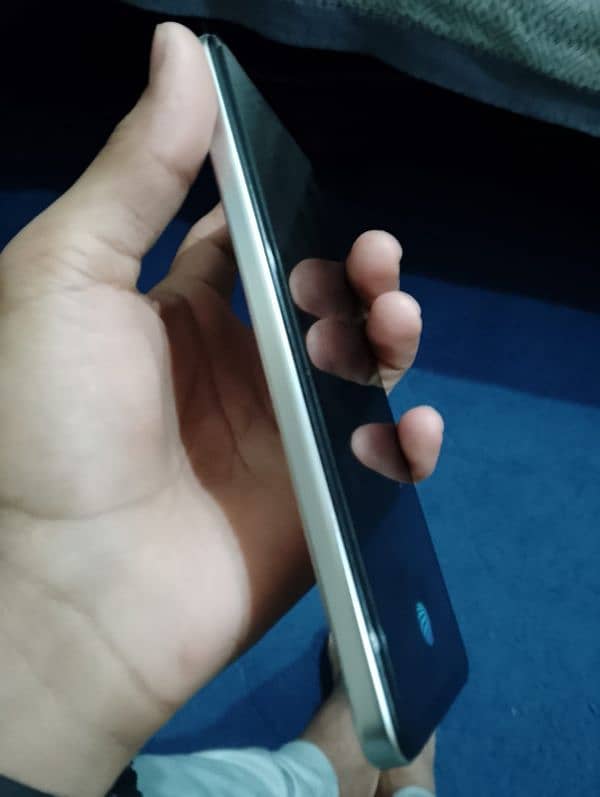 Vivo y200.  Sale Jis bhi ko chahya wuhi rabta kry. 03215322409/ 3