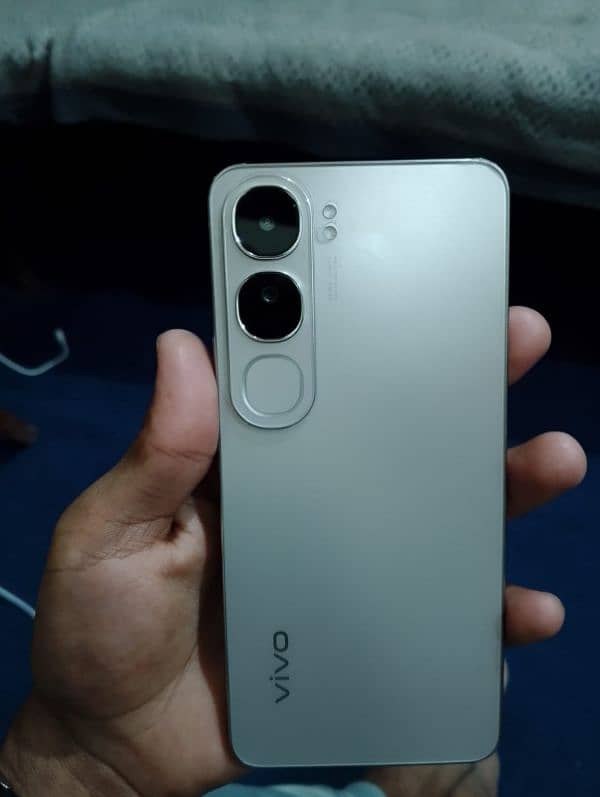 Vivo y200.  Sale Jis bhi ko chahya wuhi rabta kry. 03215322409/ 4