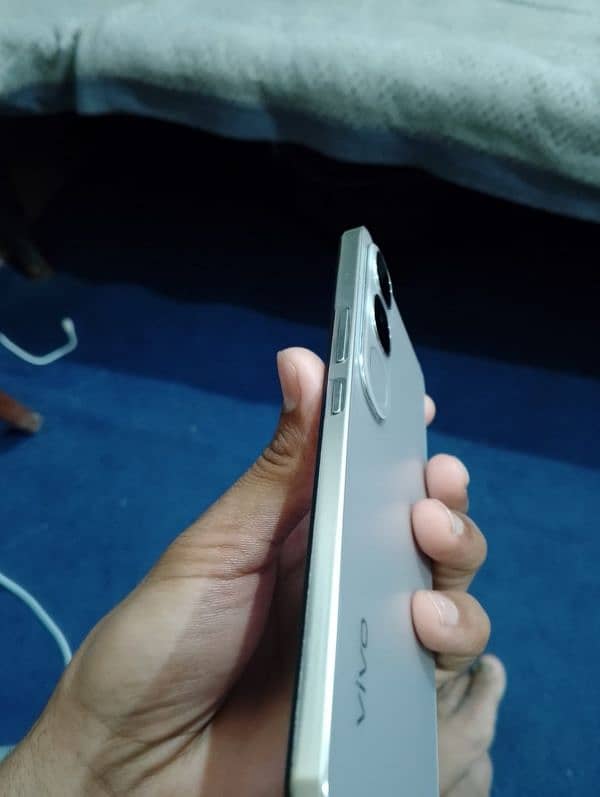 Vivo y200.  Sale Jis bhi ko chahya wuhi rabta kry. 03215322409/ 5