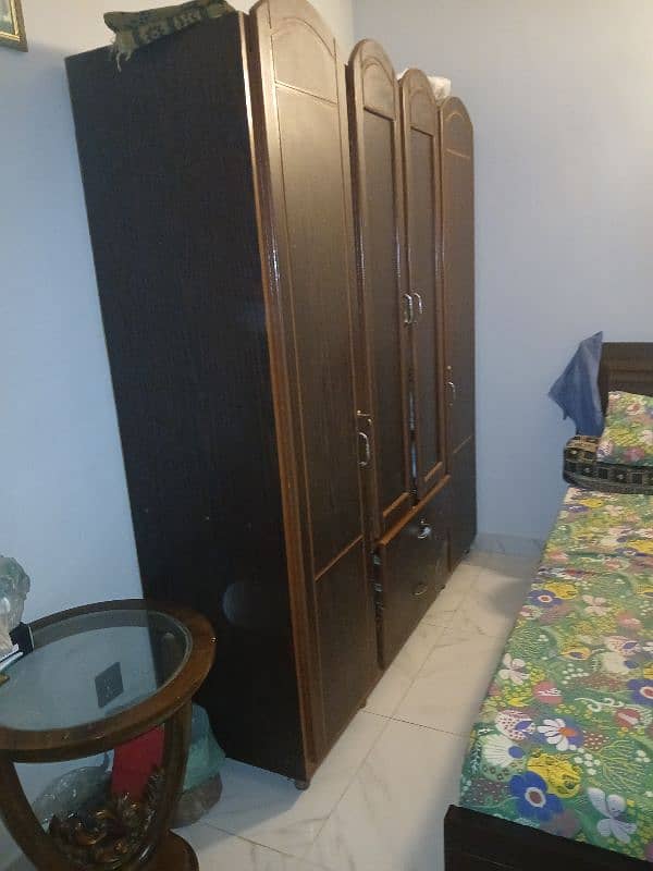 4 door wardrobe with king size bed with mattress 3