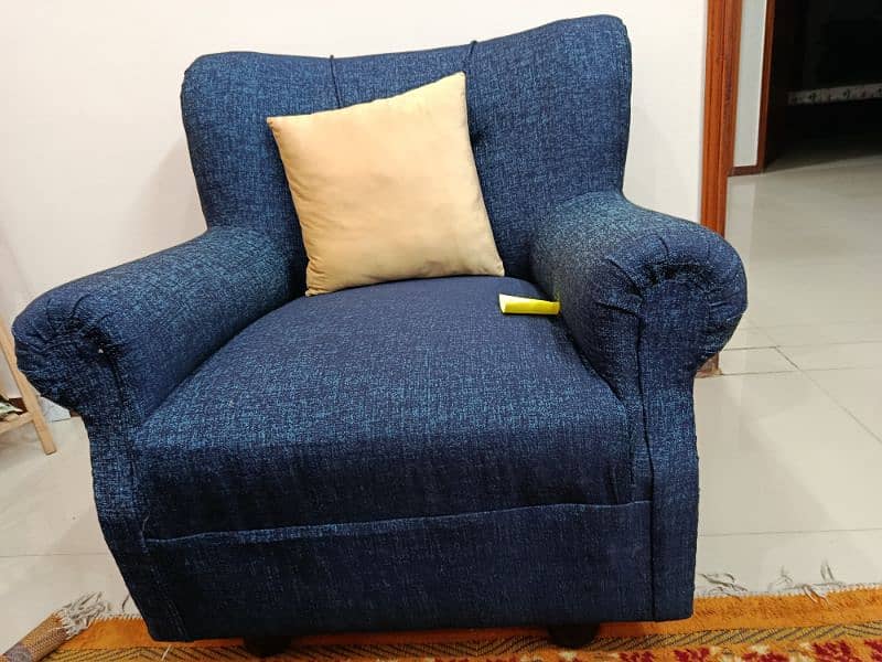 Sofa in excellent condition 3