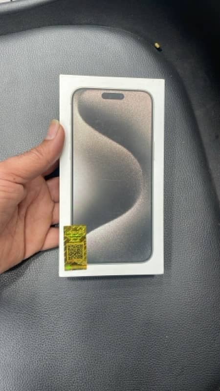 I phone 15pro max 256Gb official PTA 256Gb natural taitaum cloure 0