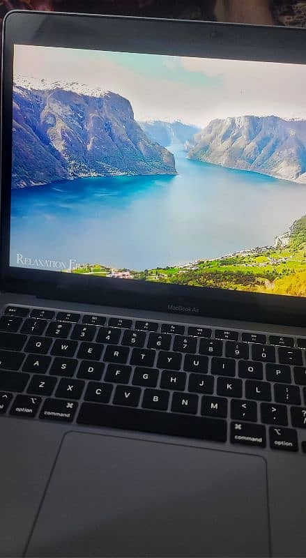 MacBook M1 Air 2020 with 16GB RAM, 256GB SSD, 8-Core CPU, 7/8-Core GPU 5