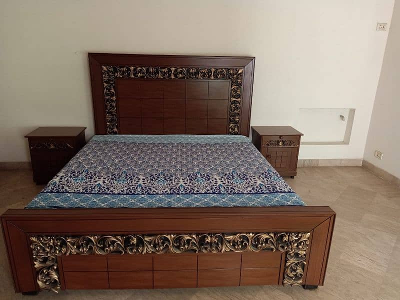 Like new Bed with side tables 0