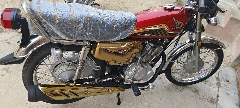 Honda CG 125 special edition gold 24 model 4500kilometer Chali hai 0