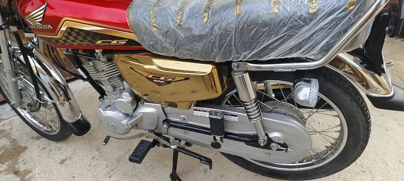 Honda CG 125 special edition gold 24 model 4500kilometer Chali hai 3