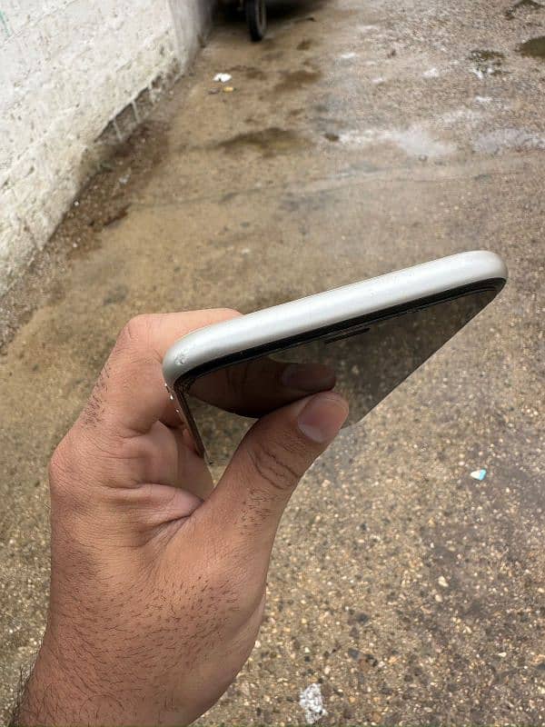 iphone 11 white colour 64 gb PTA APProved 3