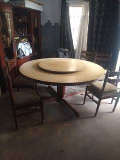 round dining table