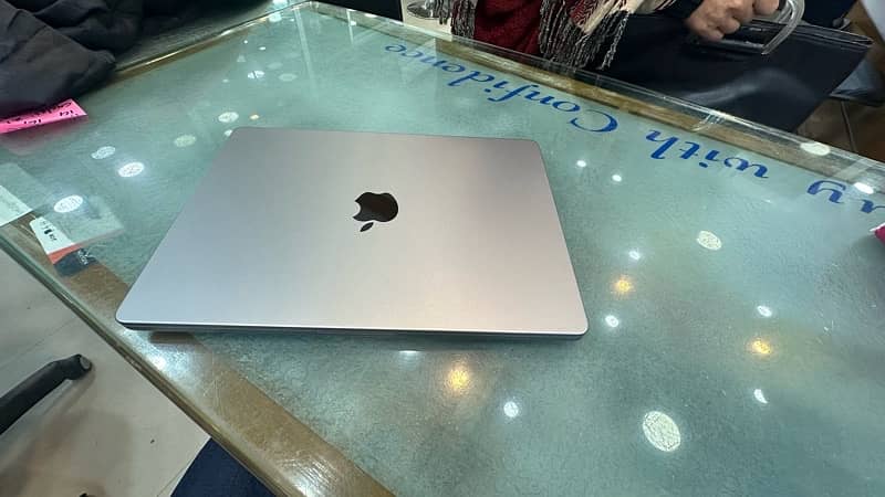 Macbook pro 2023 m2 chip 16 gb 512 gb selling it 1