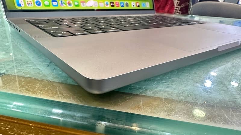 Macbook pro 2023 m2 chip 16 gb 512 gb selling it 3