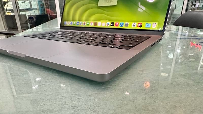 Macbook pro 2023 m2 chip 16 gb 512 gb selling it 4