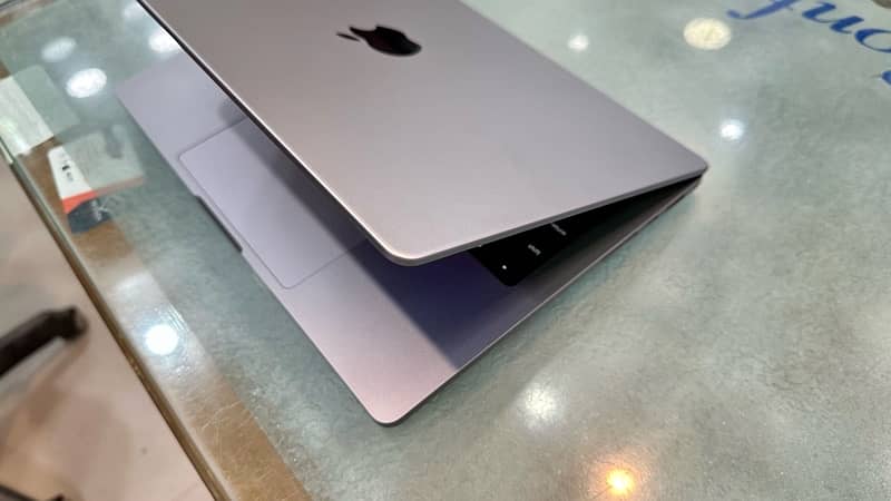 Macbook pro 2023 m2 chip 16 gb 512 gb selling it 5