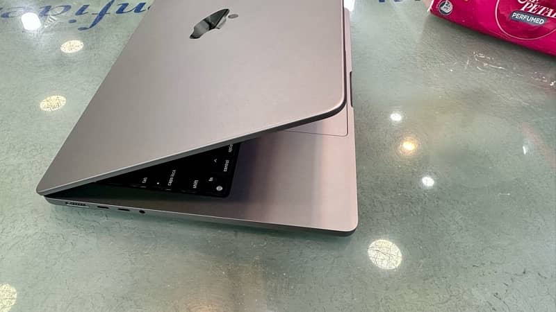 Macbook pro 2023 m2 chip 16 gb 512 gb selling it 6