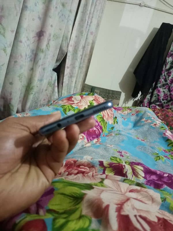 vivo v21e with box and charger condition 10 by 9 5