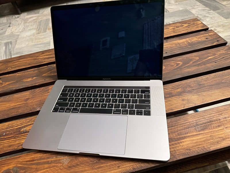 MacBook Pro 2018 i7 15" 4GB Dedicated Graphics 0