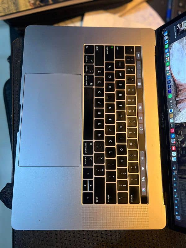 MacBook Pro 2018 i7 15" 4GB Dedicated Graphics 1