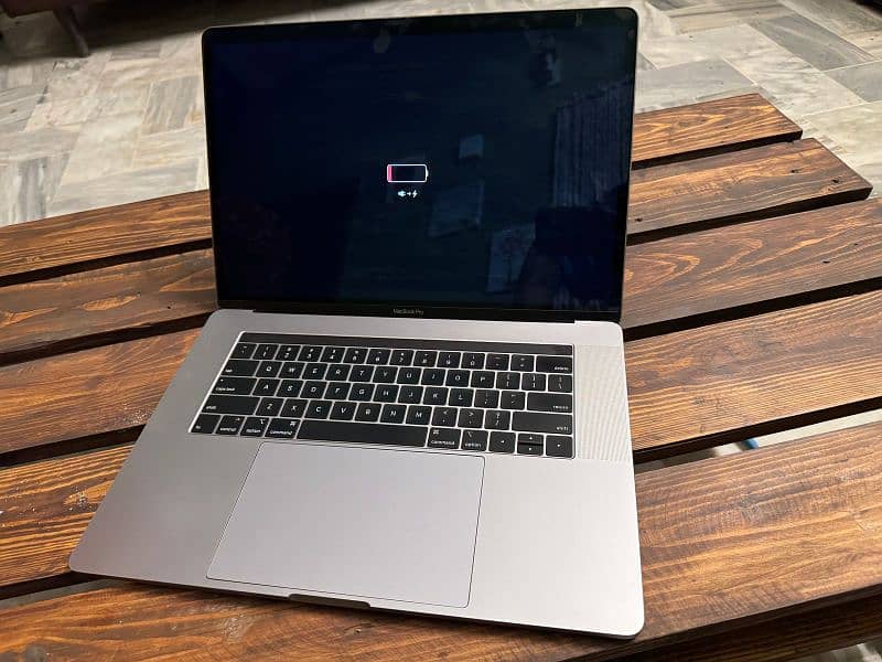 MacBook Pro 2018 i7 15" 4GB Dedicated Graphics 2