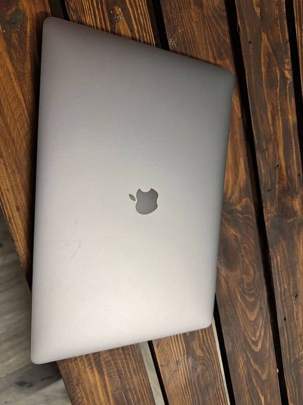 MacBook Pro 2018 i7 15" 4GB Dedicated Graphics 7