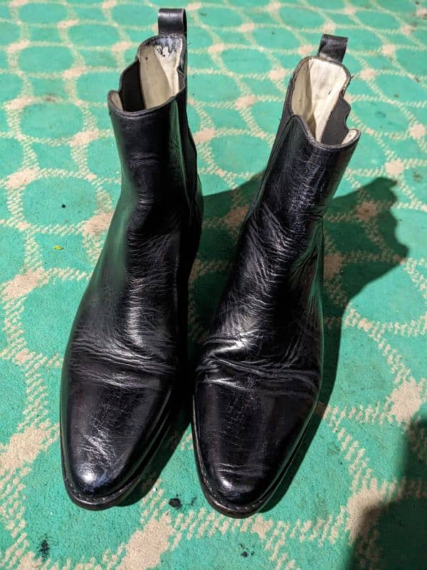 chelsia black and white available size 11 12 saal ke lerkay ka hai 0