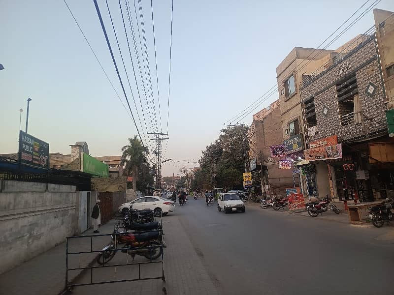 40 Marla Building For Grabs In Samanabad 0