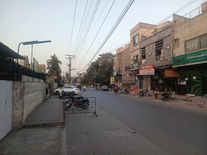 40 Marla Building For Grabs In Samanabad 1